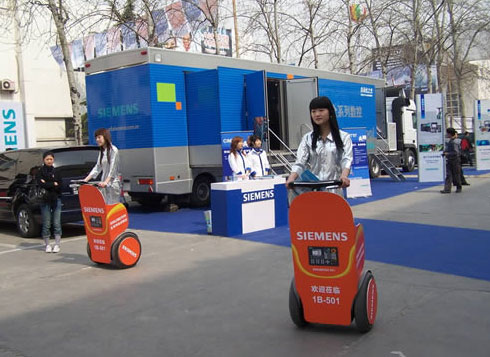 馆外的西门子数控车辆异常夺目