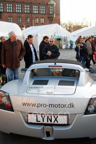 图7为哥本哈根市政广场正在展出的电动跑车，充电一次可跑300公里，百公里加速仅需2.8秒