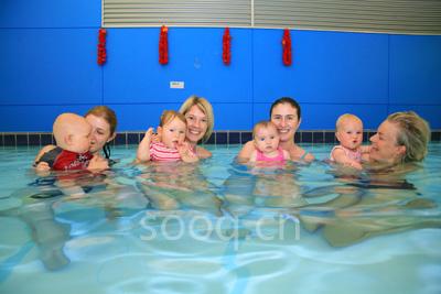 母亲和孩子在AC Baths的初学者泳池中