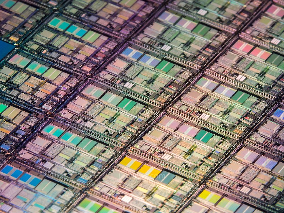 图1：显微镜下的硅晶圆